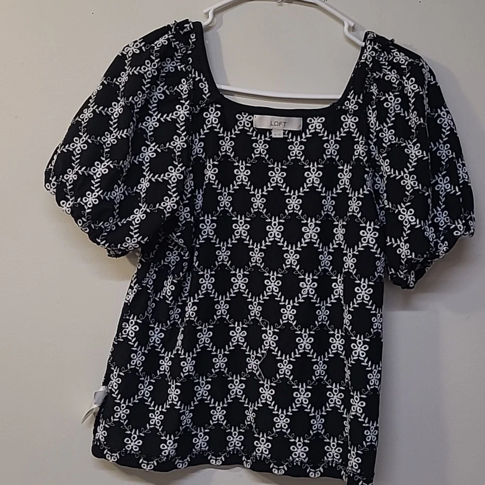 LOFT Black and White Smocked Puff Sleeve‎ Blousefor women zise m good condition